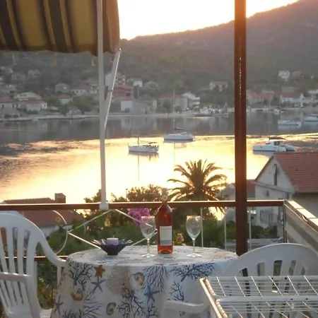 Fuer Drei Personen Mit Eigenem Balkon Apartman
