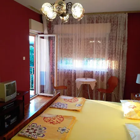 Fuer Drei Personen Mit Eigenem Balkon